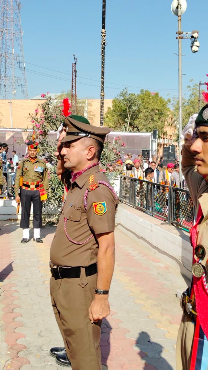 Adarsh_Kishore1's tweet photo. #विजय_दिवस के पावन अवसर पर शहीद सर्किल, सिणधरी 
चौराया, बाड़मेर में आयोजित गरिमामय कार्यक्रम का आयोजन किया गया l

#Adarsh #barmer 
#ncc #VijayDiwas2025 #VijayDiwas 
@NCCDteRajasthan @adgpi @HQ_DG_NCC https://t.co/cu0BQ0F9ri