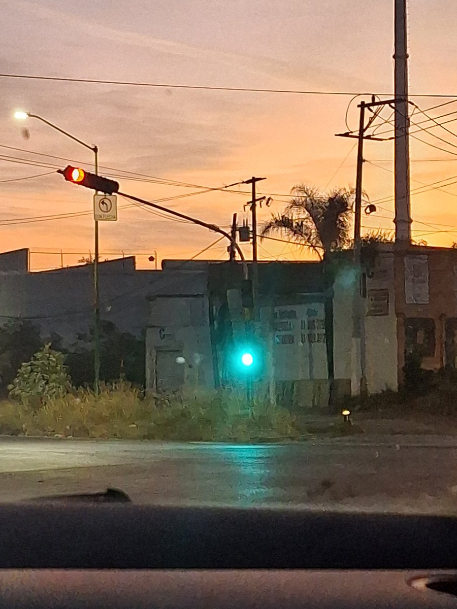 gvickyta's tweet photo. @AgenciaAMIM este semáforo en Mariano Otero y Colegio Militar está caída la luz verde, ayer un trailer estuvo a punto de tirarlo y quedó así. https://t.co/zjL0Ti4EJh