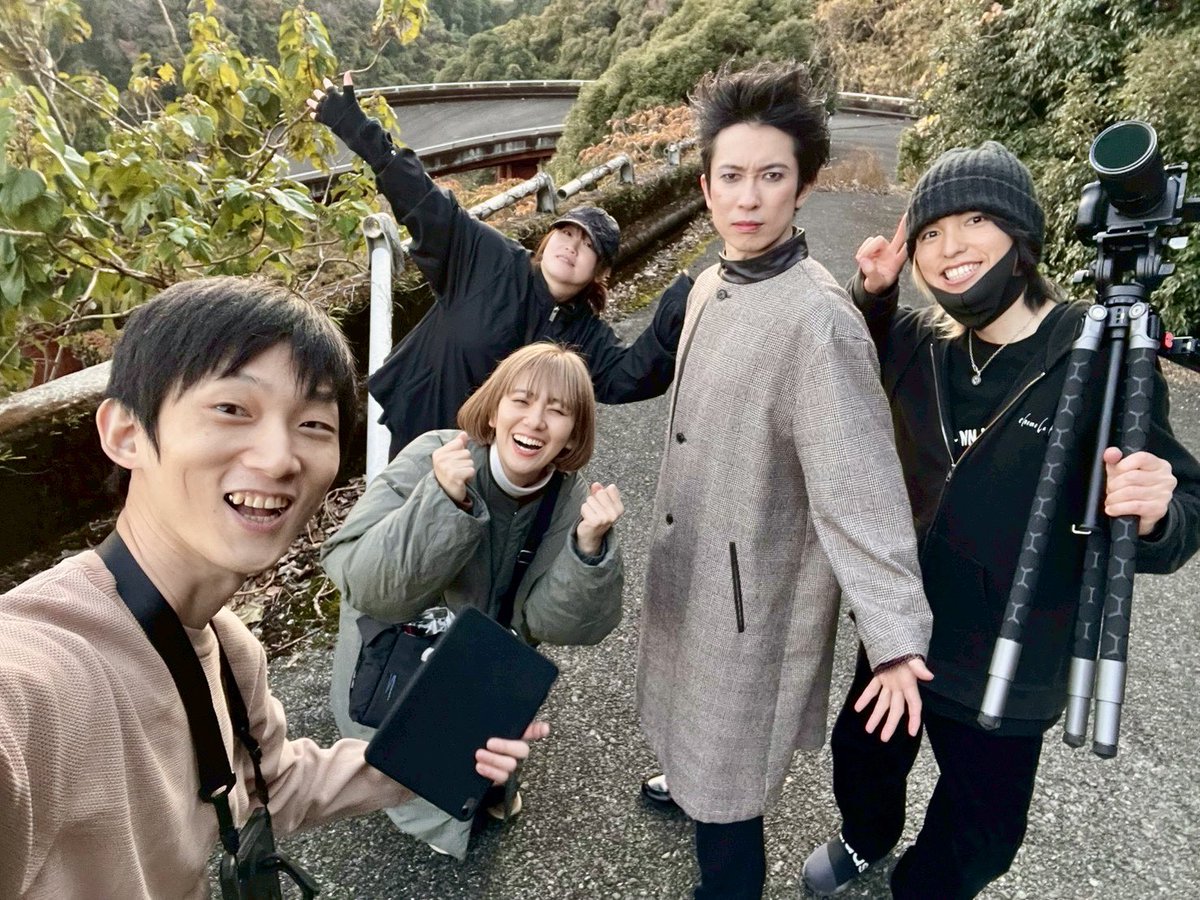 sugimotolalala's tweet photo. 本日は早朝からMV撮影だった！

監督 isao
撮影 チョモLaラテ
ヘアメイク 比屋根リサ
アシスタント はしもとさとみ
死神 杉本ラララ

最強の陣営だ！
完成を楽しみに待っていろ！ https://t.co/valG20z5FE