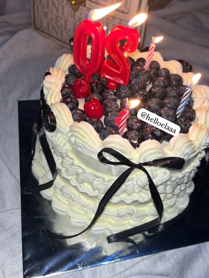 helloelaaa's tweet image. happy birthday to mee👼🏻✨