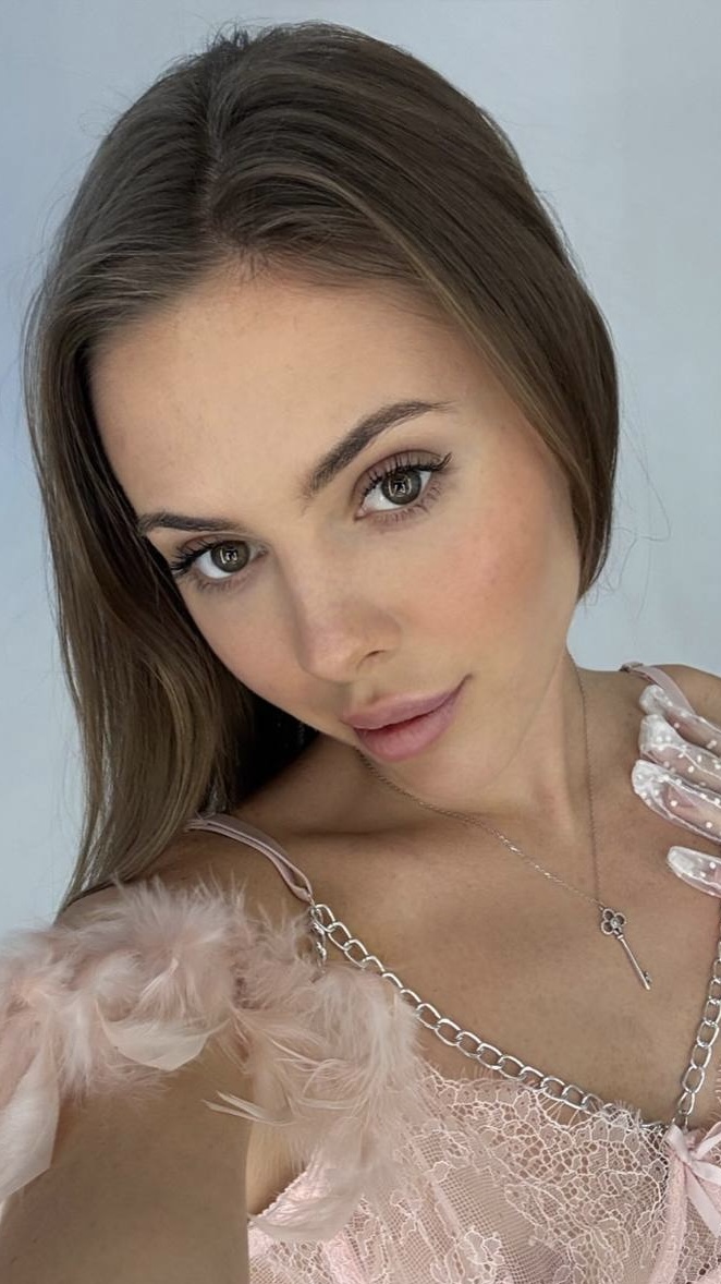 Eva Amur 💗 tweet media