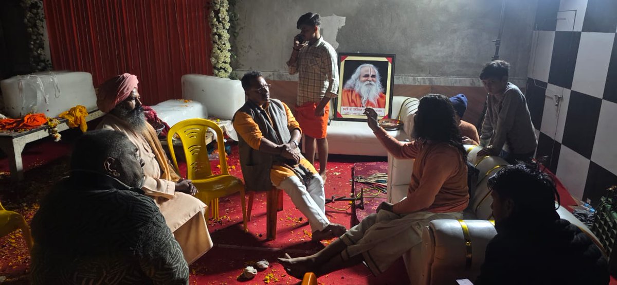 आज अयोध्या जी स्थित हिंदू धाम में पूर्व सांसद ब्रह्मलीन पूज्य महंत डॉ० राम विलास दास वेदांती जी के श्री धाम पहुँच कर महाराज जी के छाया चित्र पर पुष्प अर्पित कर सादर पूर्वक नमन करते हुए अपनी भावभीनी श्रद्धांजली अर्पित की !
तथा पूज्य महाराज जी के उत्तराधिकारी राघवेश जी से भेंट कर