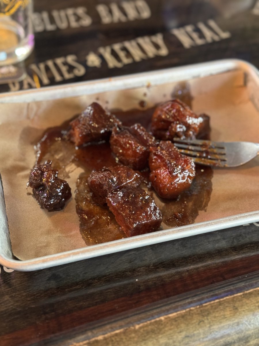 _brewsnbanter's tweet image. Ummm…Angry Lager and Bring Us Some Figgy Porter with @talkingcursivebrewing and @angrysmokehouse @theangrygarlic 🤤🤤 in Baldwinsville, NY plus fried pickles and pork belly 🤌……stop at ASH and enjoy it…it’s a Christmas Miracle 🎄🤙🏻

#podcast 
#supportlocalbusiness…