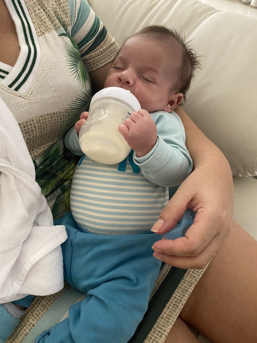 mariliadefense's tweet photo. e quando o leo segurava mamadeira sozinho com um mês e meio eu quando venho ao mundo sendo prodígio https://t.co/6J8kqSaFDU