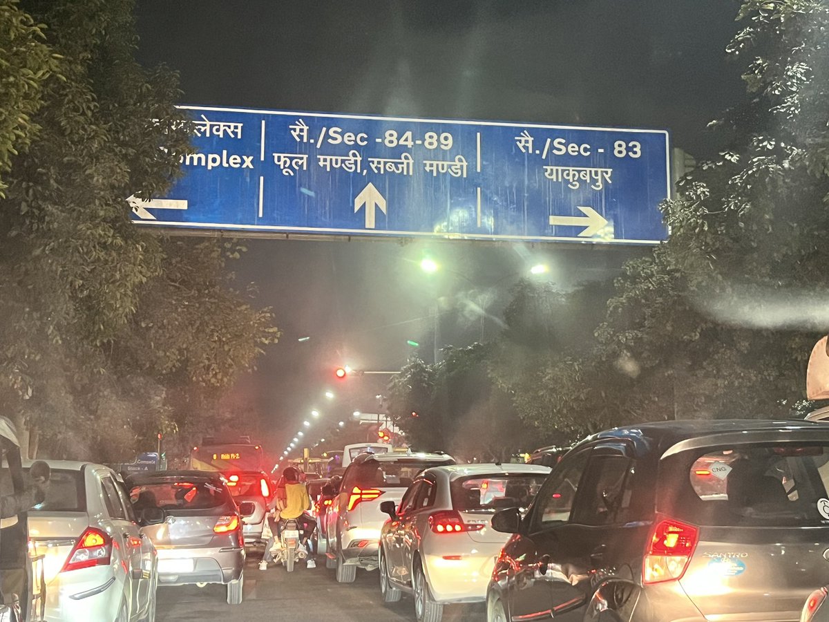 CAManishTiwari2's tweet photo. Traffic jam on this light is regular practice, pls solve it on priority @Noidatraffic @noidapolice 
Stuck here since last 20 minutes. https://t.co/qsxWeoKVhj
