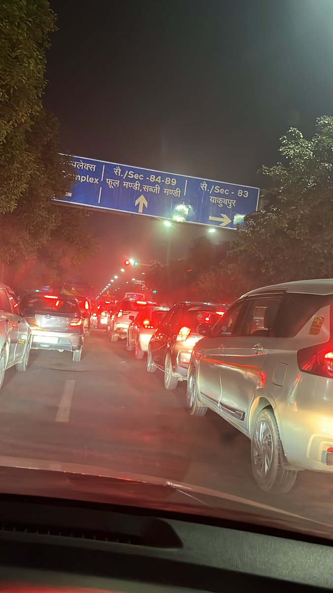 CAManishTiwari2's tweet photo. Traffic jam on this light is regular practice, pls solve it on priority @Noidatraffic @noidapolice 
Stuck here since last 20 minutes. https://t.co/qsxWeoKVhj