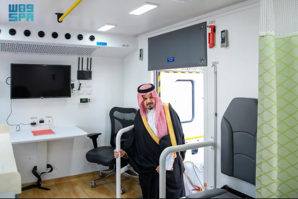 صور .. أمير منطقة المدينة المنورة سلمان بن سلطان يدشّن العيادات المتنقلة للتبرّع بالدم 