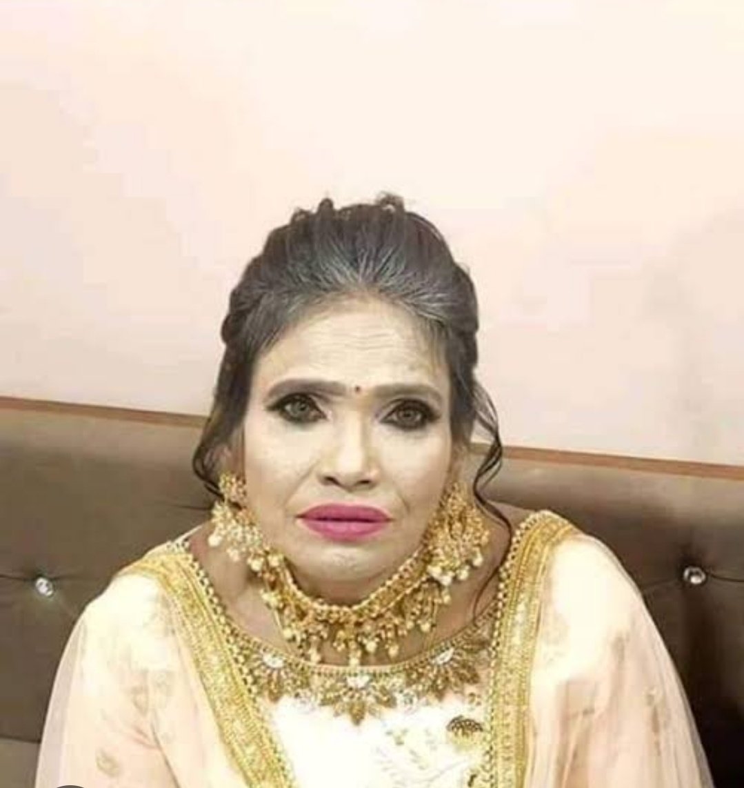 Baseer_Mania's tweet photo. Past and present example of short lived fame. 
#FarhanaBhatt #RanuMandal .
Waiting for her temporary fame bubble to burst. https://t.co/hXVUCkcliU