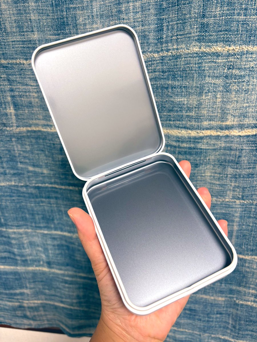 自分用にシロワニの缶ケース頼んでみた🦈
さらさらマットな質感がおしゃれ✨
小さめの缶ケースだからステッカー入れにしようかな〜！

こちらのアイテムです🔽
suzuri.jp/shirowani/1890…

#SUZURI <a href="/suzurijp/">SUZURI公式忍者 忍者スリスリくん</a>