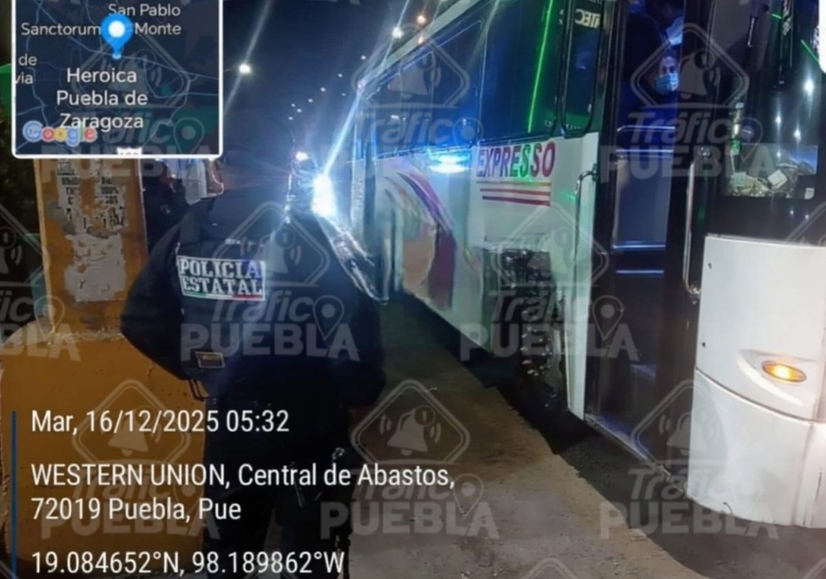 Trafico_Puebla's tweet photo. 🔴���️ Al menos 4 lesionados por golpes con arma de fuego en un atraco de transporte público en la Autopista #México - #Puebla a la altura de la Central de Abasto.

Autoridades de la @SSPGobPue en la zona, reportan que fueron 5 sujetos los que se subieron al camión a despojar de sus pertenencias a los pasajeros. Elementos de #SUMA atendiendo a los lesionados.

#TráficoPuebla