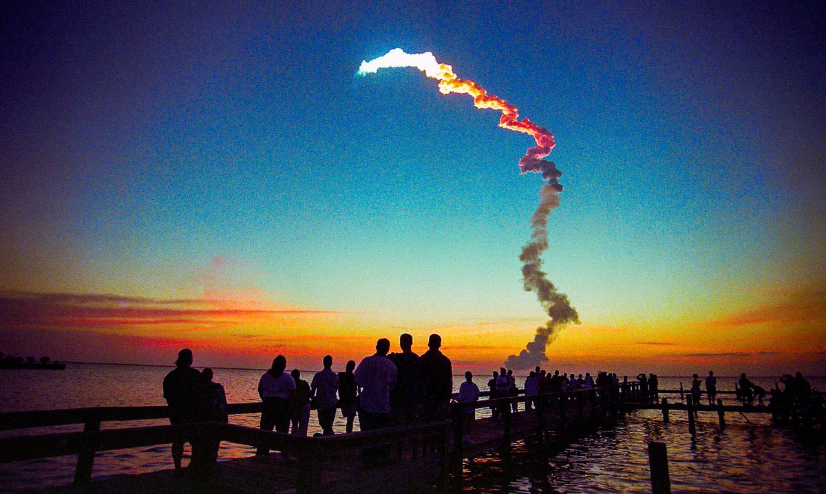bcpix's tweet image. 6:11 a.m. EDT. A smoke trail at Florida sunrise.
Space Shuttle Atlantis lifts off on STS-101 ,a moment of precision, courage, and human ambition etched on 35mm film.
May 2000, KSC Titusville, FL.
/ BCPIX.com
#SpaceShuttle #Atlantis #STS101 #HumanSpaceflight