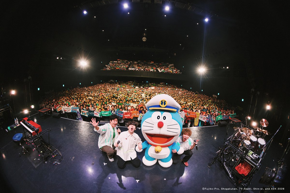 ／
2026年2月27日（金）公開🎥
『映画ドラえもん 新・のび太の海底鬼岩城』
＼

ドラえもんが、主題歌「Honto」を担当するsumikaさんのライブに登場✨
sumikaのみなさんと記念写真をパシャリ📸

映画公開をお楽しみに♪