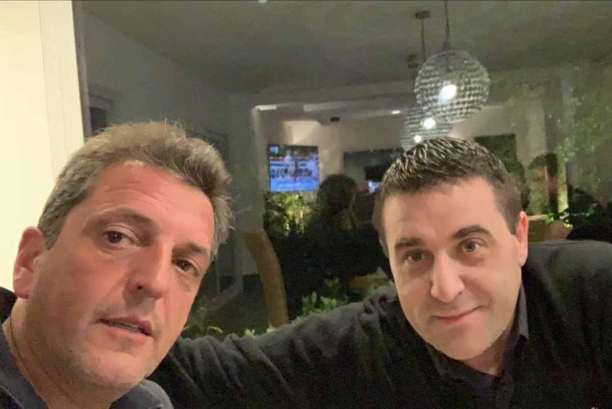 Ojo_Kritico's tweet photo. CORRUPCIÓN AFA: Si rascas un poco mas con el testaferro del Chiqui Tapia, adivinen a quién encontramos? A Sergio "sobreprecio". Pero como ya conocemos a la Justicia sabemos que van a pagar los que pusieron la firma. Averigüen que todos los caminos dirigen a Tigre https://t.co/XL5SBAul3n