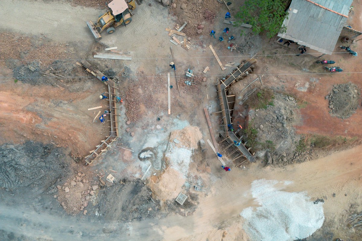 O serviço avança na Ponte do Ribeirão de Baixo. Há mais de 35 anos sem reparos significativos, a construção da ponte de concreto se torna realidade, garantindo mais segurança, mobilidade e dignidade para os moradores.