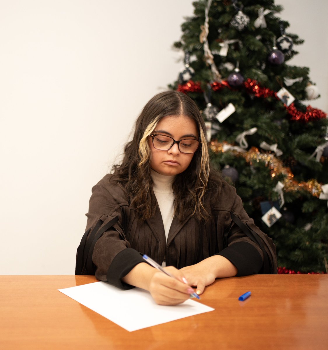 Ella es Paula, una fashion victim de 27 años #TanComoTú.
Descubre mañana su historia y sus deseos para 2026 y conviértete en Rey Mago para hacer realidad sus sueños.
📷colabora.sindromedown.org/reyesmagos
#DownEspaña #ReyesMagos #DOWNESPANA #Autonomía #Inclusión #IgualdadDeOportunidades