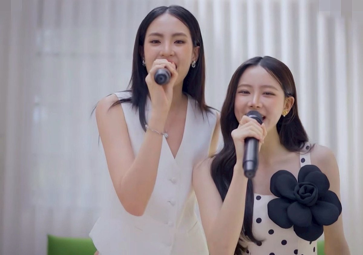 SECRET_Styled's tweet image. “ลิลลี่-เบลเล่”  น่ารักไม่ไหว ปล่อย Live Session ส่งความสุขท้ายปีให้กับแฟนๆ

#LillyBelle #ลิลลี่เบลเล่ #LiveSession #เธอคงมีแฟนแล้วเนอะ #อยากเป็นคนสำคัญของเธอ #ฤดูของเธอ #CHANGEMUSIC #CHANGE2561

2 สาว “ลิลลี่ ลฎาภา และ เบลเล่ จิรัชญา” ขอส่งความสุขท้ายปี ผ่าน Live Session