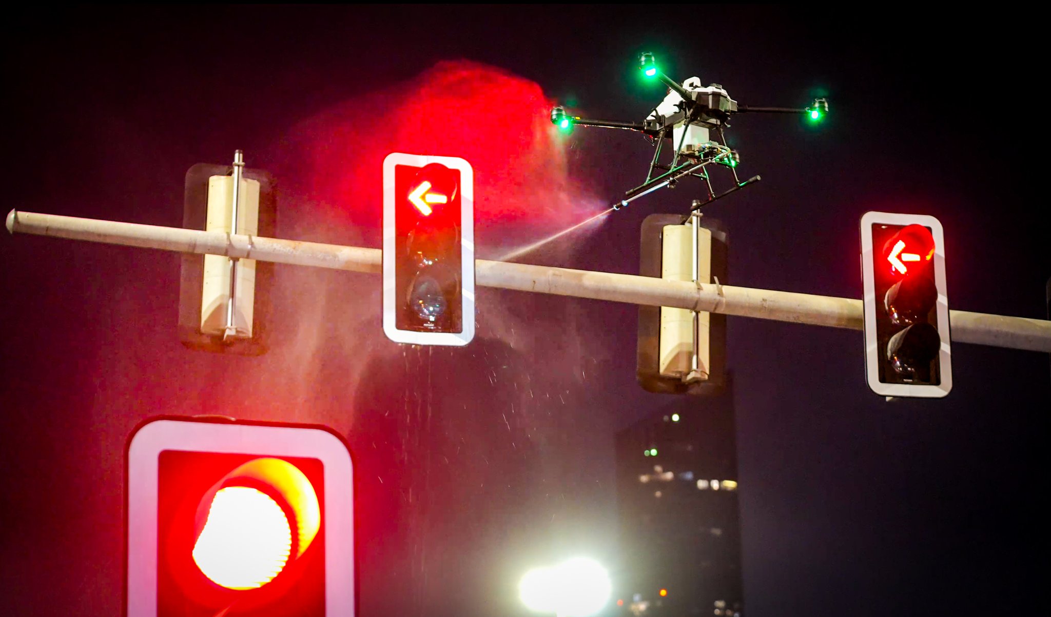 "طرق دبي" تبدأ التشغيل التجريبي لتنظيف الإشارات الضوئية باستخدام الطائرات بدون طيار (الدرون)، في خطوة تعكس تبنّيها للتقنيات الحديثة. وتسهم المبادرة في تعزيز السلامة وخفض التكاليف وتقليل الزمن التشغيلي بنسبة تصل إلى 50%، حيث يُنجز تنظيف الجهة الواحدة خلال 3 إلى 4 دقائق، إضافة إلى دعم أهداف الاستدامة عبر تقليل استهلاك الوقود والمياه والانبعاثات الناتجة عن المعدات التقليدية 