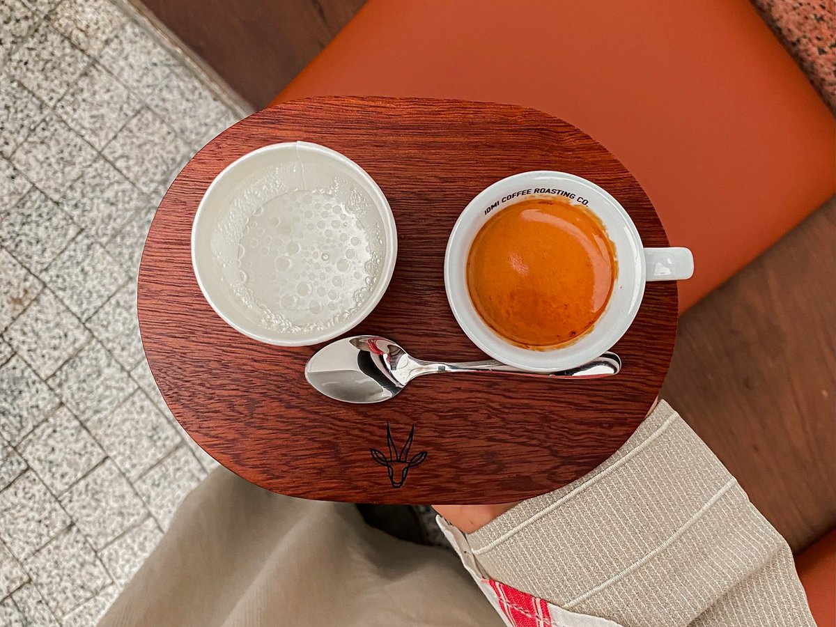 Ghith90's tweet image. " يناديك همس الغيم و الماطر الهمّال
و جمر الشموس و بارق الليل و القمرى

وقف لك حنين الأمس وقفة رضا و إجلال
و طاحت قِدَمْك آخر حصوني من الذكرى

تغرّبت في نظرة عيونك .. و هي منزال
و أنا كمّ مسراحي معاها و كم مسرى

عرفتك مثل أجمل قصيدة تمر البال
و ذكرتك ، مثل جرحٍ جعل ماهو بـ يبرى "