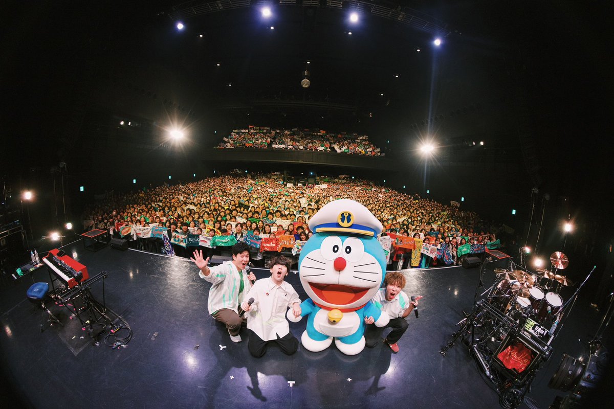 『#映画ドラえもん 新・のび太の海底鬼岩城』
の主題歌をつとめる 
#sumika さんのライブツアーに
ドラえもんが登場したよ！

会場のみんなと写真を撮ったよ♪

🎬𝟐𝟎𝟐𝟔年𝟐月𝟐𝟕日（金）公開