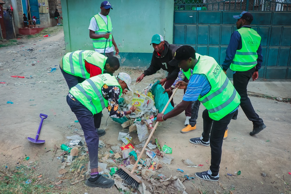 Acaciafoundati1's tweet photo. 🌍✨ Urban resilience begins with us!  

As we head for the December holiday our CBO led a community cleanup to clear public spaces. By keeping waste out of waterways, we’re protecting health, preventing floods, and strengthening our town’s climate resilience.  
#livabletowns https://t.co/8aEufn6SIc