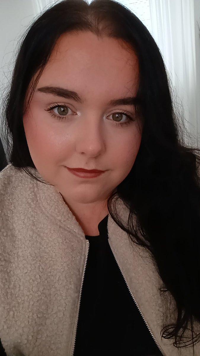 phanengene's tweet image. start of the year - &amp;gt; end of the year

Ow the confrontation that I legit have almost no pics of myself from the beginning or end of this year... Basically the only pics I have are holiday pics 😅