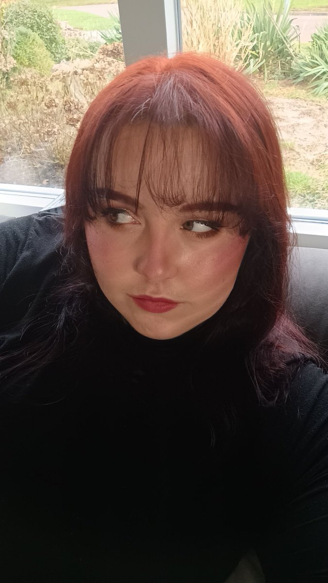 phanengene's tweet image. start of the year - &amp;gt; end of the year

Ow the confrontation that I legit have almost no pics of myself from the beginning or end of this year... Basically the only pics I have are holiday pics 😅