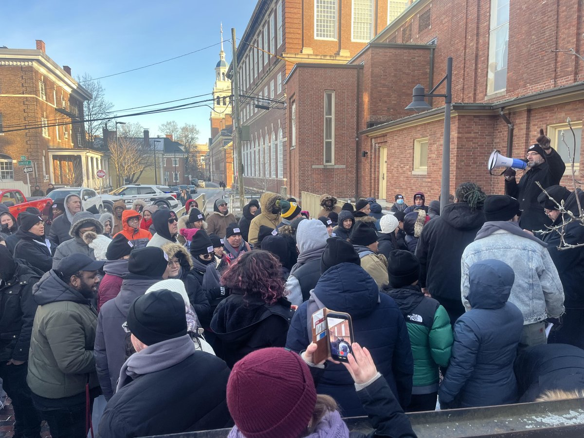 UNITEHERE26's tweet image. Almost 200 workers and allies rallied at @Harvard  to demand a fair contract!
Yes, even in 22° and snow
Harvard has the resources. Workers deserve:
💰 Raises that reflect those resources
🏥 Quality, affordable healthcare
🛠️ Secure, sustainable jobs
BETTER CONTRACTS IN 2026!