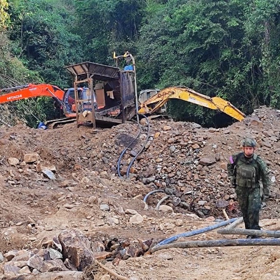 FuerzasMilCol's tweet image. #ProtegemosLaVida | Tropas de nuestro @COL_EJERCITO en coordinación con la @PoliciaColombia y @Corpocaldas, en desarrollo de operaciones intervinieron una mina ilegal a cielo abierto en zona rural del municipio de Pácora, #Caldas, destruyendo medios empleados para la explotación