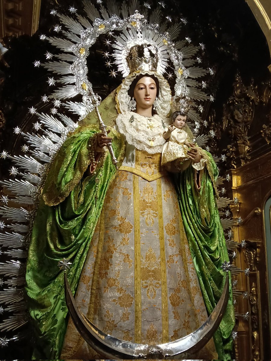 Ntra. Sra. De la Estrella coronada, Patrona de Coria del Río, vestida para las fiestas de Navidad. Diciembre 2025.

Estrella de la mañana, ruega por nosotros.