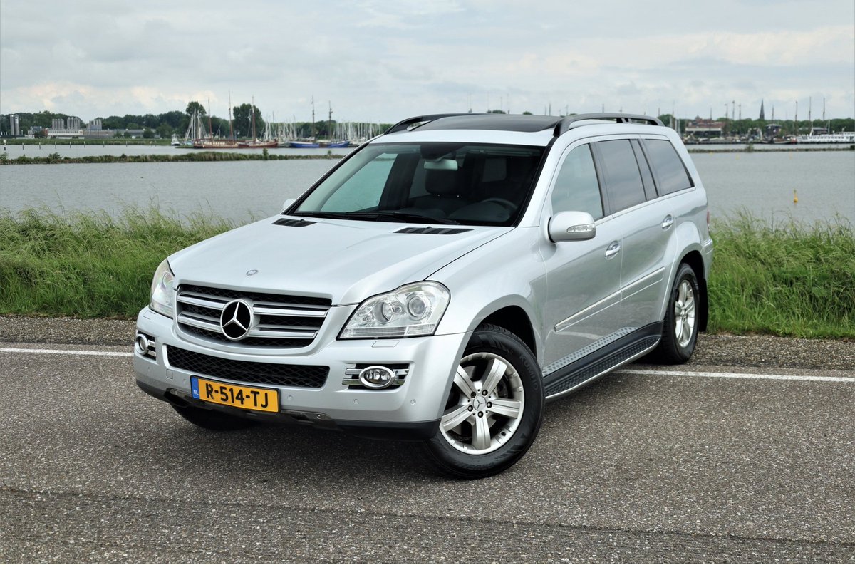 thestargallery's tweet photo. Nu online; super dikke Mercedes GL550 met slechts 112000km en fijne extra's! #Mercedes #X164 #4matic #V8 #vlot #comfortabel #compleet #ruimtewonder #topconditie #7zitter #youngtimer #BTWauto #liefhebbergezocht https://t.co/DOdN6oqqqs https://t.co/bGPiQxzPO0