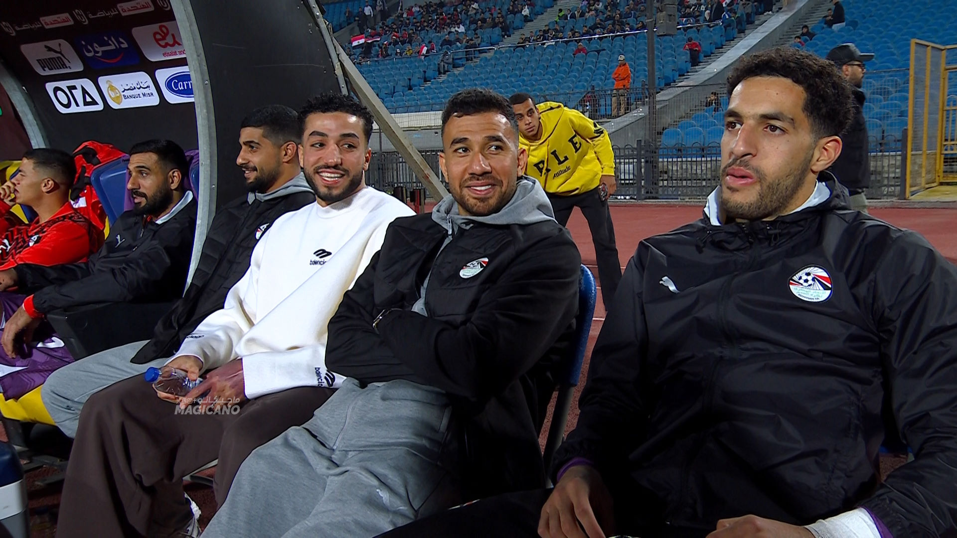 محمد عبد المنعم وتريزيجيه وإبراهيم عادل مع بدلاء منتخب مصر 