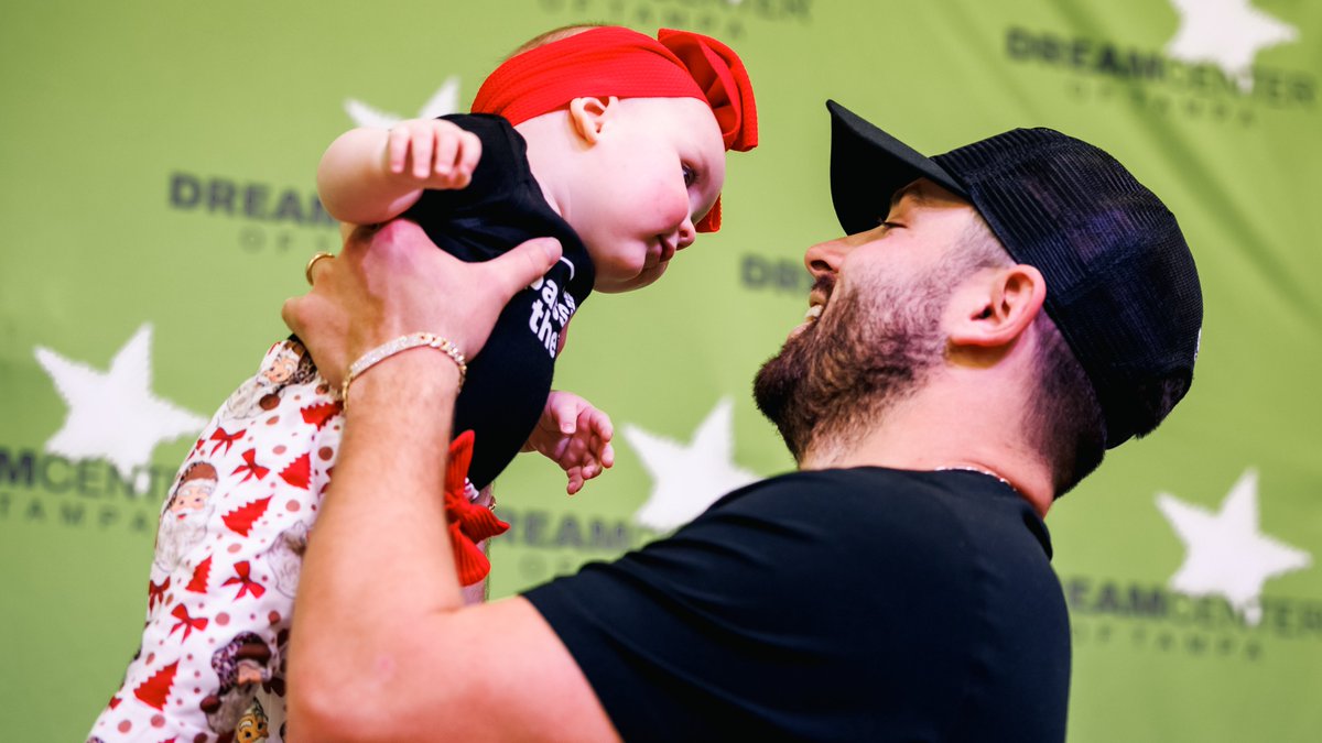 Buccaneers's tweet image. Throwback to @bemayfieldfdn's Passing the Joy event last year 🥹

Baker's &amp;amp; Emily's foundation provides programs, scholarships &amp;amp; philanthropic opportunities.

Repost to vote! @bakermayfield #WPMOYChallenge