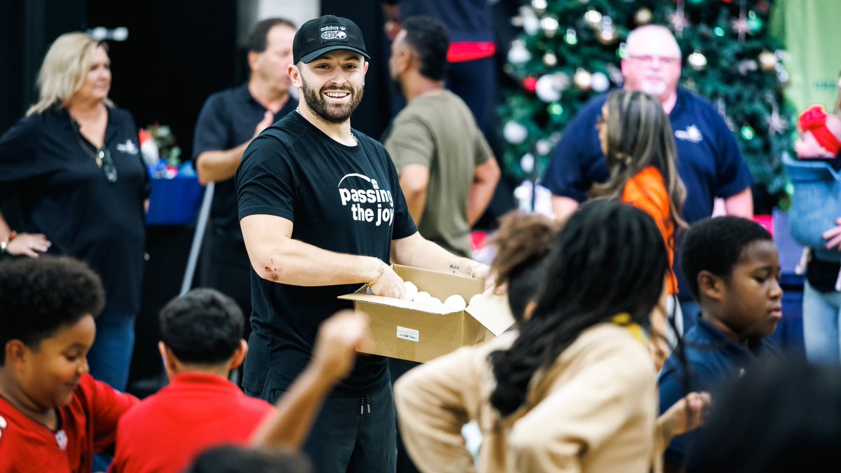 Buccaneers's tweet image. Throwback to @bemayfieldfdn's Passing the Joy event last year 🥹

Baker's &amp;amp; Emily's foundation provides programs, scholarships &amp;amp; philanthropic opportunities.

Repost to vote! @bakermayfield #WPMOYChallenge