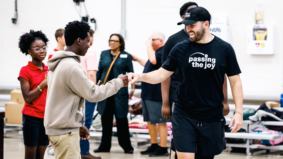 Buccaneers's tweet image. Throwback to @bemayfieldfdn's Passing the Joy event last year 🥹

Baker's &amp;amp; Emily's foundation provides programs, scholarships &amp;amp; philanthropic opportunities.

Repost to vote! @bakermayfield #WPMOYChallenge