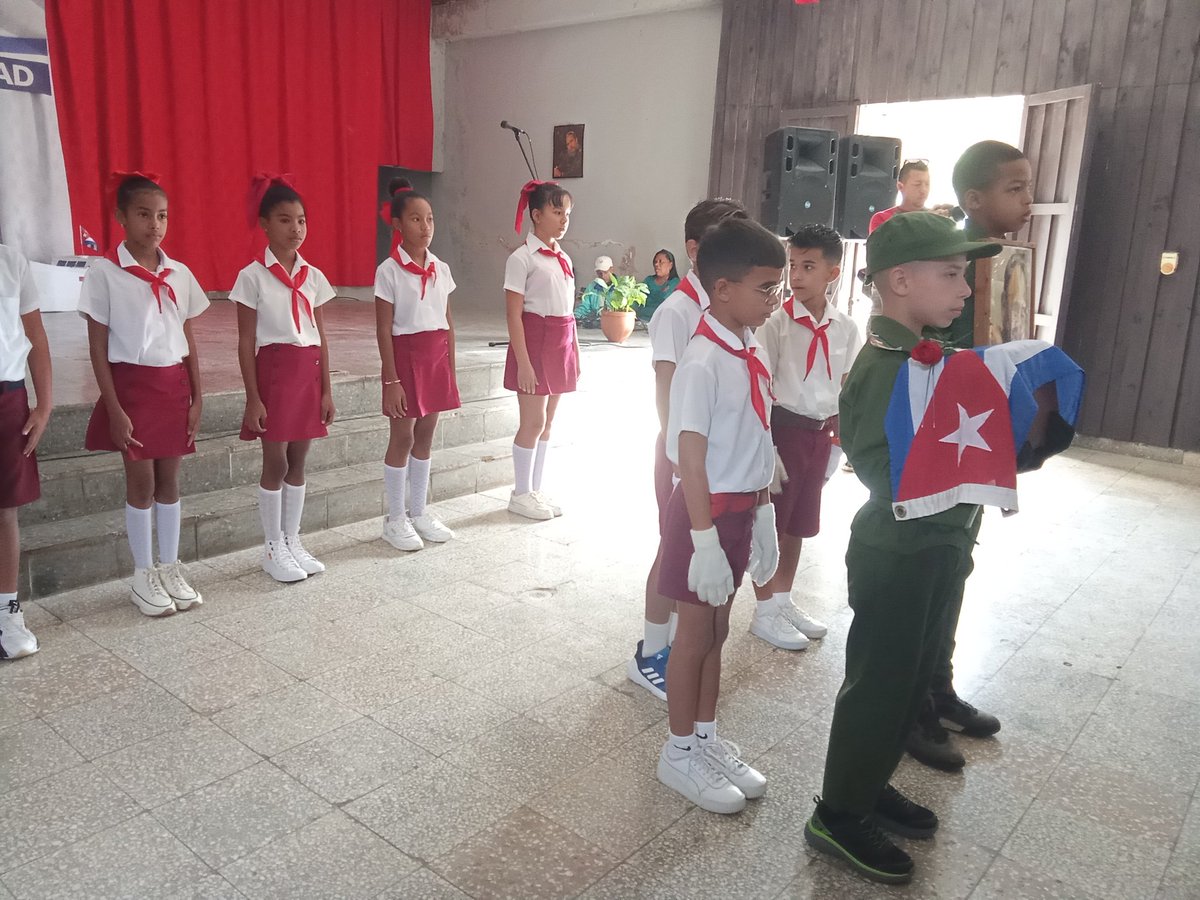Hermosa jornada de reconocimiento a educadores colombinos en el Acto Municipal por el día del Educador.  Educar puede cualquiera, enseñas , solo quien sea un Evangelio Vivo #MatancerosEnVictoria
