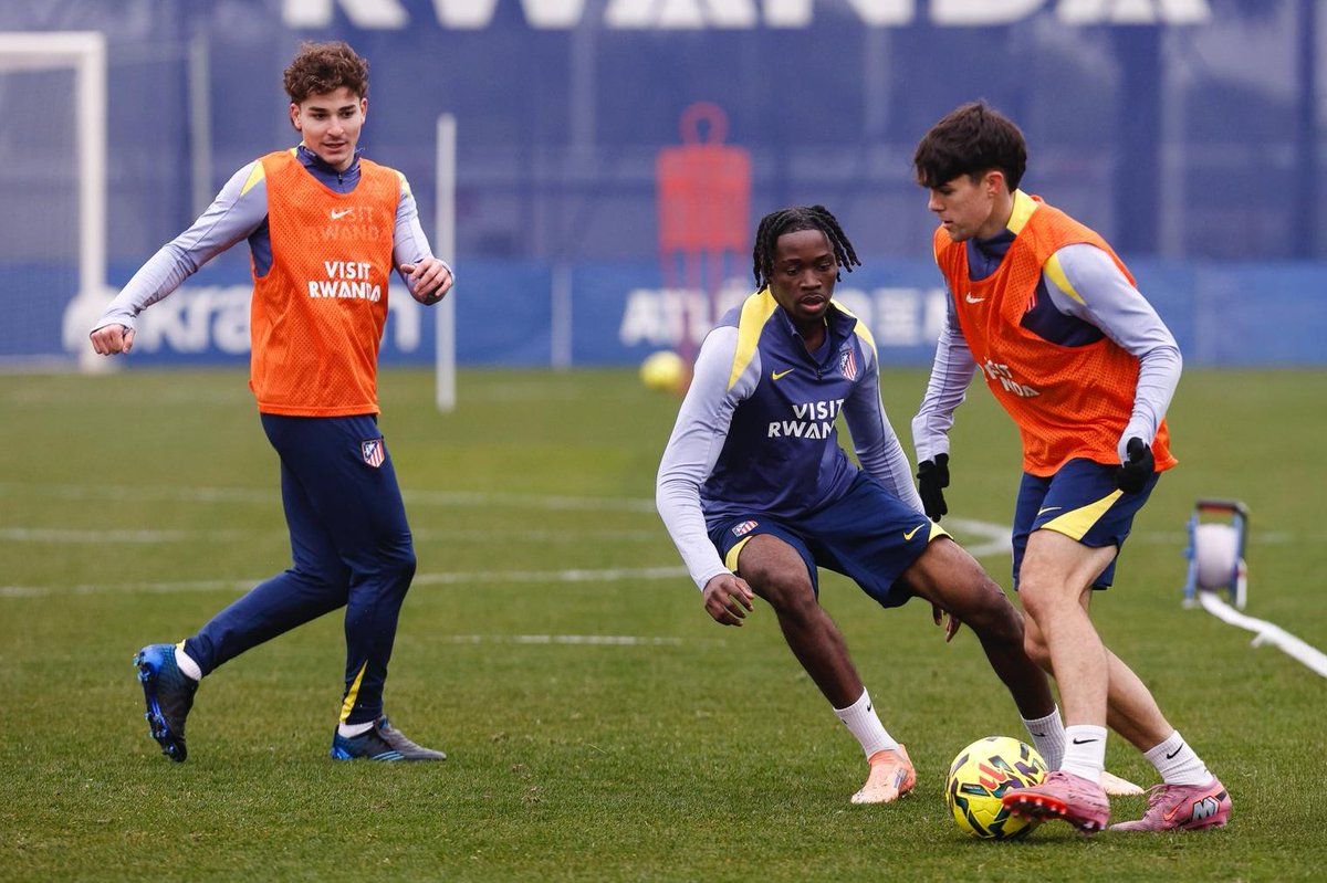 atletiOttawa's tweet image. Roni 🤝 Julian Alvarez 🕷️

CPL Champion Roni Mbomio continues training with the @Atleti first team 🇪🇸🔴⚪️