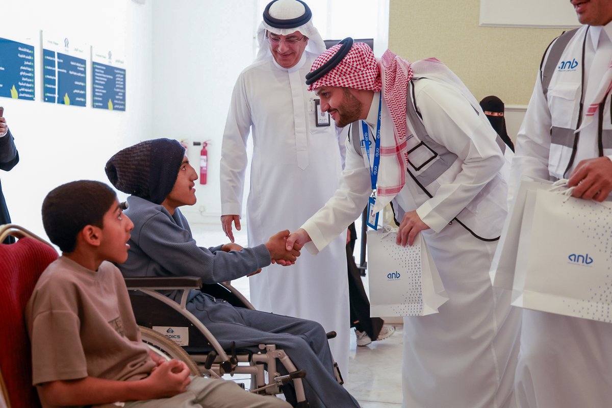 Eyaaaad's tweet photo. من أعظم رسائل الحياة إحياء الأمل في نفوس الناس والأخذ بأيديهم لتمكينهم من استعادة قدراتهم على ممارسة حياتهم الطبيعية والاعتماد على الذات ..

صورة أخرى من صور العطاء المجتمعي جسّدتها مبادرة #نعين_لحياة_أفضل بالشراكة بين البنك العربي الوطني @anb_bank وجمعية @Disabled_Alhsa وأثمرت عن تأهيل 74 شخصاً من ذوي الإعاقة الحركية لاستعادة قدرتهم على الحركة 👏

#اليوم_العالمي_للأشخاص_ذوي_الإعاقة

ad