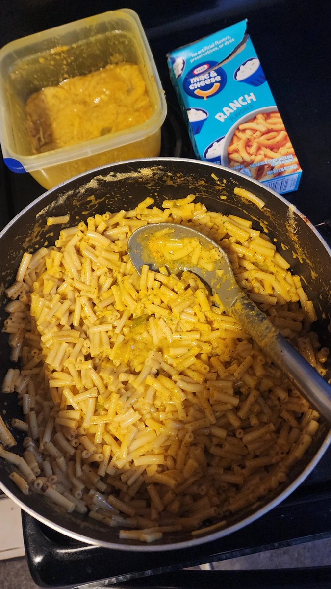 ItsmindofJson's tweet photo. On a #bestmovieever roll so I did make boxed #macandcheese with left over fished head curry coconut sauce hehehehee cause #REALMENCOOK https://t.co/aQIp0fLvOE