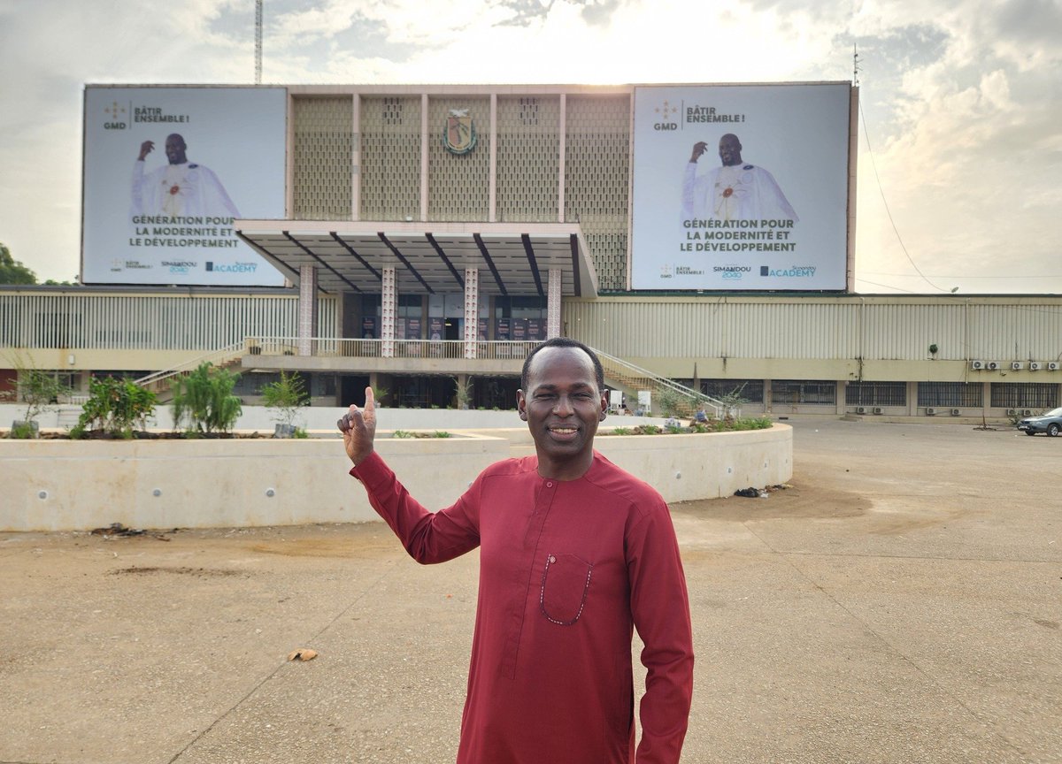 Conakry, je suis là. Les autres malhonnêtes arrivent demain pour deux spectacles Le Parlement Du Rire, au Radisson le 19, et, ici, au Palais du Peuple, le 20 décembre.
Prenez les derniers tickets:
19 décembre 📷 bit.ly/PDRGUINEE19DEC
20 décembre 📷 bit.ly/PDRGUINEE20DEC…