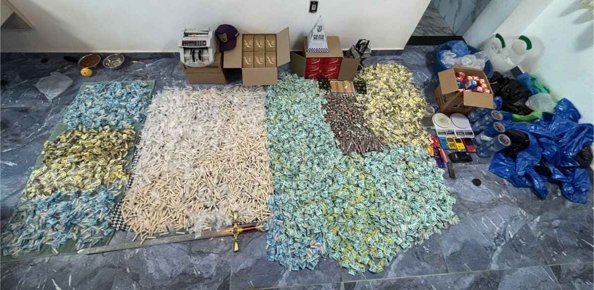 PMERJ's tweet image. 📍 LOCAL UTILIZADO PARA ENDOLAÇÃO É DESCOBERTO EM MANGUINHOS

Policiais da #CPP localizaram um endereço utilizado por criminosos para a preparação de drogas, durante a Operação Barricada Zero, realizada hoje (16). Grande quantidade de drogas e outros materiais foram apreendidos.