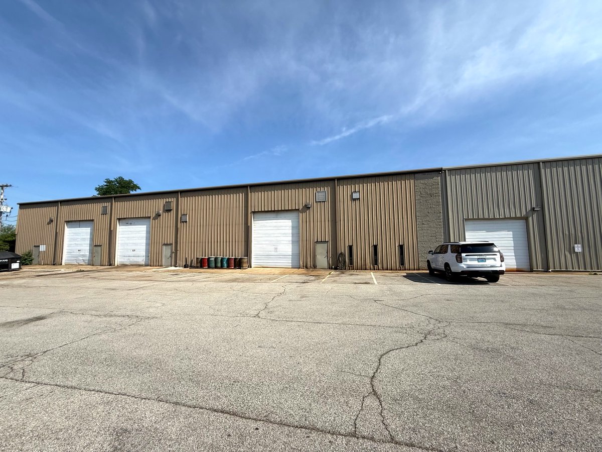 SOLD! 12,350 SF building, located in the Middletown Industrial Park. This was a true team effort, with M. DeHart rep. the Buyer and C. Pitcock, J. Hollenbach, &amp; S. Lennon rep. the Seller. Great collaboration!

📞 502.429.0090

#Sold #Industrial #CommercialRealEstate #LouisvilleKY