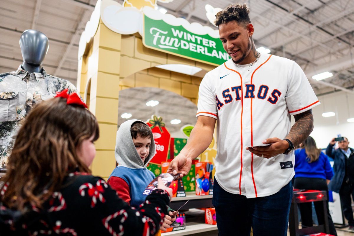 Getting in the holiday spirit!
Yesterday Bryan Abreu teamed up with the @houstonpolice and @Academy to surprise kids with a shopping spree for the holiday season!