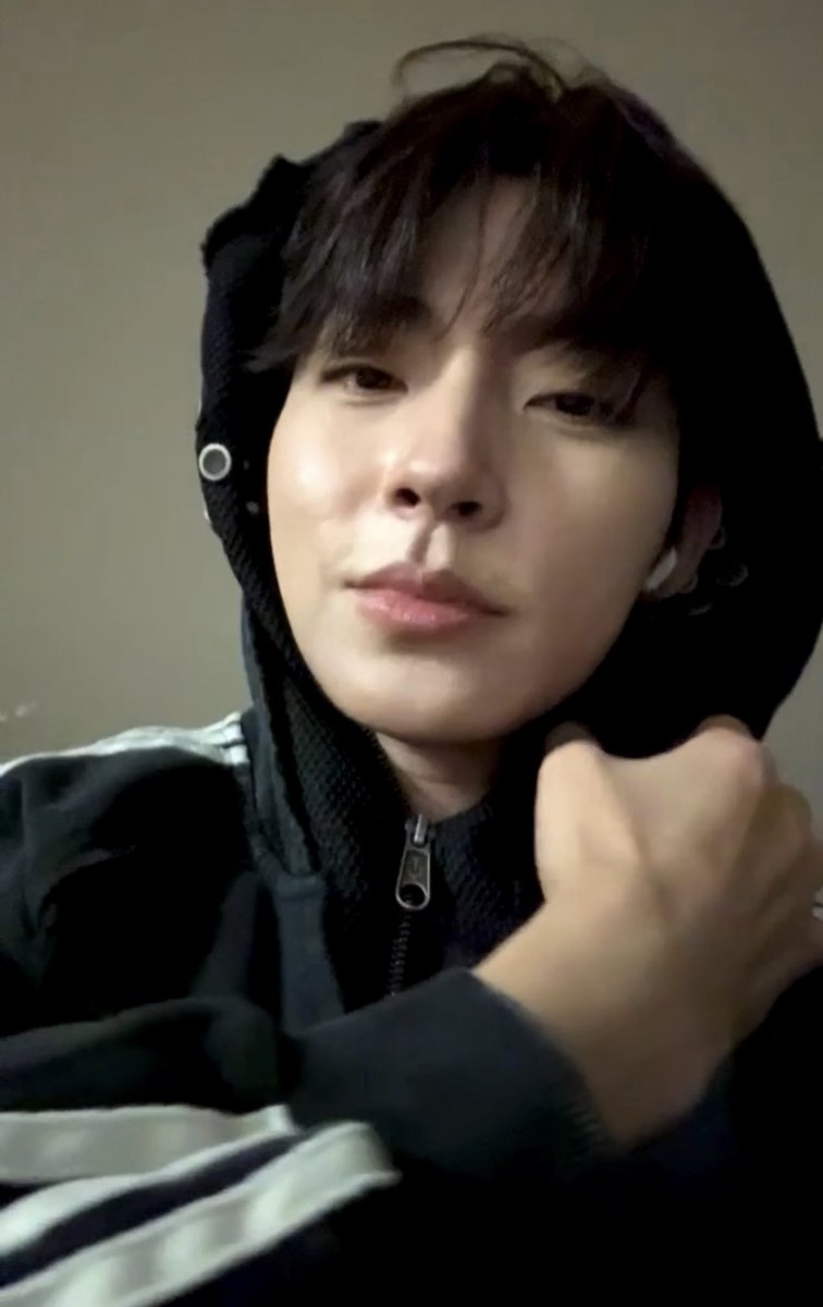 hiysysysy's tweet photo. Inyoup reached home almost 2am after filming his drama and went straight on live because he felt guilty for not coming to Hiand for a week. I love this man sm😭😭 
I hope he gets enough rest. Please don’t get sick 😭😭 Thank you for being so fckn understanding, bb🫂🧎🏻‍♀️‍➡️ https://t.co/bIFIS5WiAM