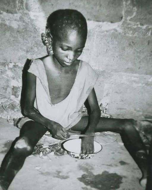 A child eats grass due to a lack of food during the Nigeria-Biafra War, 1968. #HistoryVille