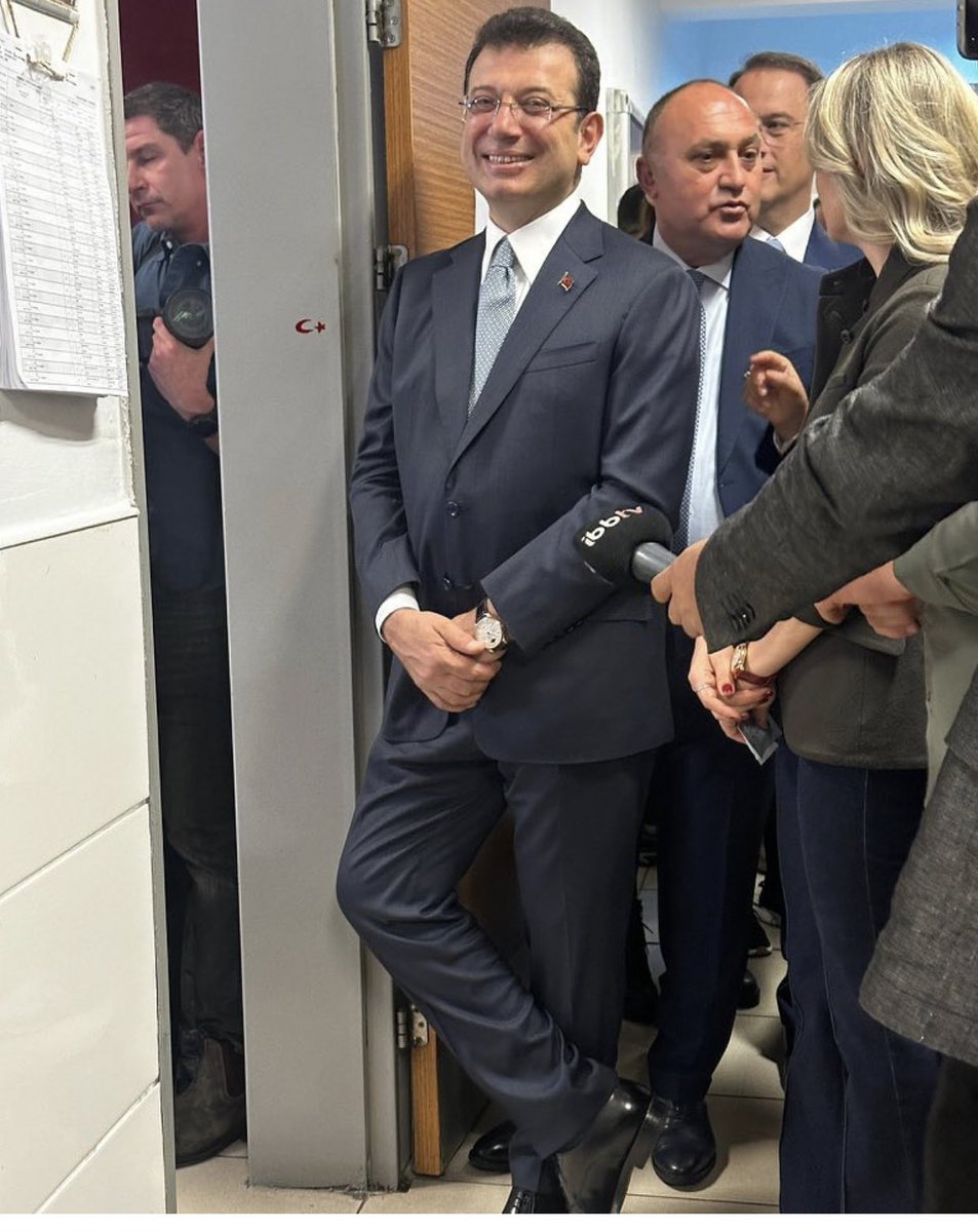 Şu gülüşü var ya, onu ilerde, bir seçim akşamı sevinçle izleyeceğiz. 

#Ekremİmamoğlu