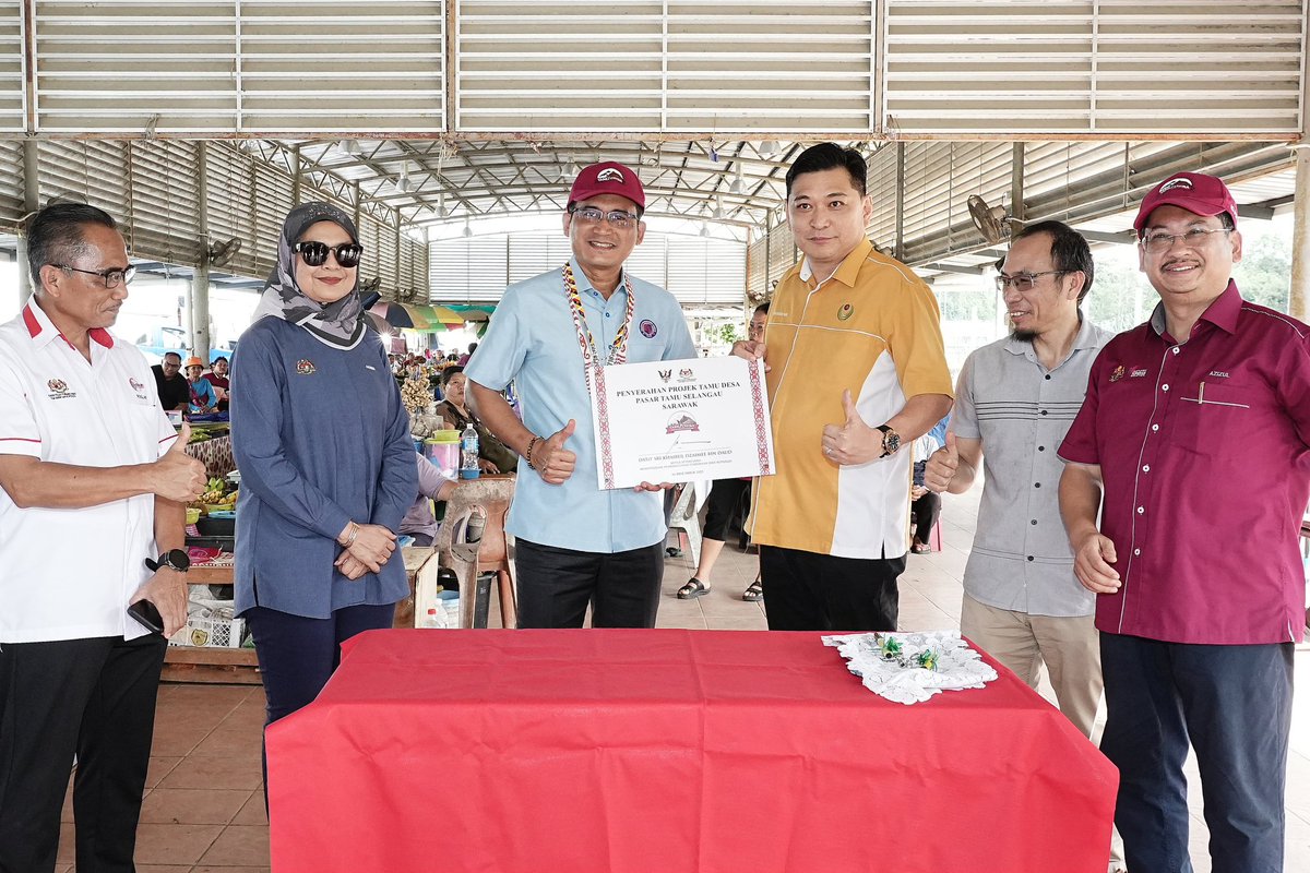 KUSKOPMalaysia's tweet image. 𝐒𝐢𝐫𝐢 𝐋𝐚𝐰𝐚𝐭𝐚𝐧 𝐏𝐞𝐦𝐚𝐧𝐭𝐚𝐮𝐚𝐧 𝐓𝐚𝐦𝐮 𝐃𝐞𝐬𝐚 𝐒𝐚𝐫𝐚𝐰𝐚𝐤 | 𝐇𝐚𝐫𝐢 𝐊𝐞𝐝𝐮𝐚

YBhg. Dato’ Sri Khairul Dzaimee bin Daud, meneruskan Siri Lawatan Pemantauan Program Pembangunan Premis (Tamu Desa) di Sarawak bagi hari kedua.

#KUSKOP #TaatSetia
#WeMakeItHappen