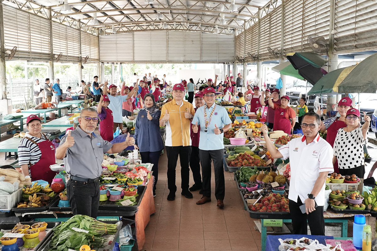 KUSKOPMalaysia's tweet image. 𝐒𝐢𝐫𝐢 𝐋𝐚𝐰𝐚𝐭𝐚𝐧 𝐏𝐞𝐦𝐚𝐧𝐭𝐚𝐮𝐚𝐧 𝐓𝐚𝐦𝐮 𝐃𝐞𝐬𝐚 𝐒𝐚𝐫𝐚𝐰𝐚𝐤 | 𝐇𝐚𝐫𝐢 𝐊𝐞𝐝𝐮𝐚

YBhg. Dato’ Sri Khairul Dzaimee bin Daud, meneruskan Siri Lawatan Pemantauan Program Pembangunan Premis (Tamu Desa) di Sarawak bagi hari kedua.

#KUSKOP #TaatSetia
#WeMakeItHappen