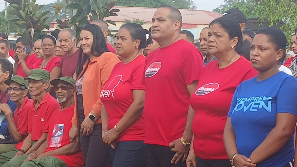 EnoelHernandez2's tweet photo. Conmemoran hoy aniversario 67 de la liberación del poblado cabecera del #MunicipioBartoloméMasó por fuerzas del Ejército Rebelde.
Presidieron el acto Yudelkis Ortíz Barceló, primera secretaria del Partido en Granma, y la gobernadora Yanetsy Terry Gutiérrez. @YudelkisOrtizB https://t.co/QgwdeEGKBM