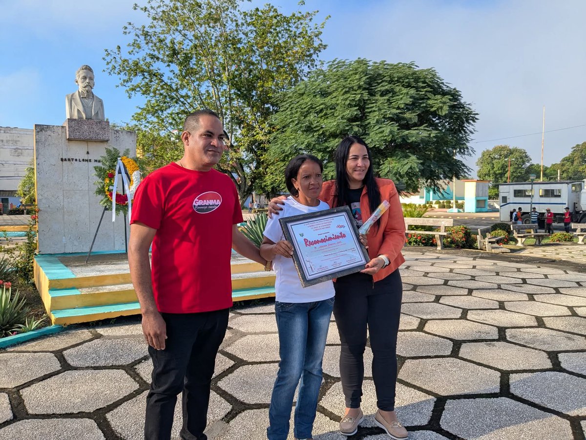 EnoelHernandez2's tweet photo. Conmemoran hoy aniversario 67 de la liberación del poblado cabecera del #MunicipioBartoloméMasó por fuerzas del Ejército Rebelde.
Presidieron el acto Yudelkis Ortíz Barceló, primera secretaria del Partido en Granma, y la gobernadora Yanetsy Terry Gutiérrez. @YudelkisOrtizB https://t.co/QgwdeEGKBM