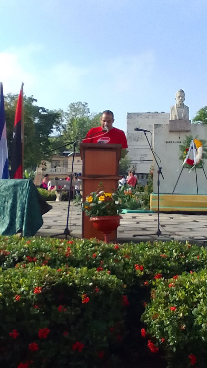 EnoelHernandez2's tweet photo. Conmemoran hoy aniversario 67 de la liberación del poblado cabecera del #MunicipioBartoloméMasó por fuerzas del Ejército Rebelde.
Presidieron el acto Yudelkis Ortíz Barceló, primera secretaria del Partido en Granma, y la gobernadora Yanetsy Terry Gutiérrez. @YudelkisOrtizB https://t.co/QgwdeEGKBM